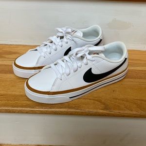 Nike women’s size 9 Court Legacy